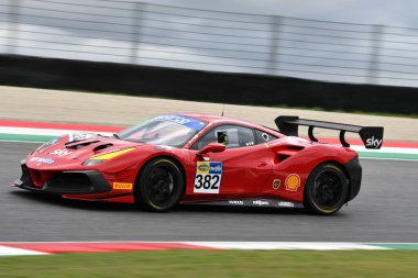 Mugello Circuit, İtalya - 8 Ekim 2021: Ferrari 488 Challenge Evo ForMULA RACING drive by Willem Van Der Vorm - Michele Rugolo