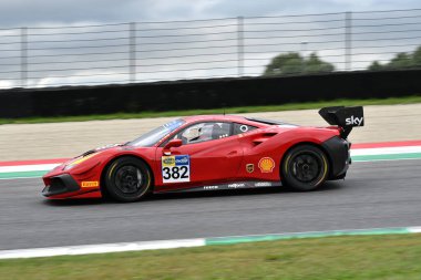 Mugello Circuit, İtalya - 8 Ekim 2021: Ferrari 488 Challenge Evo ForMULA RACING drive by Willem Van Der Vorm - Michele Rugolo