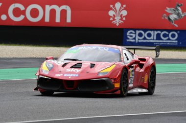 Mugello Circuit, İtalya - 8 Ekim 2021: Ferrari 488 Challenge Evo ForMULA RACING drive by Willem Van Der Vorm - Michele Rugolo