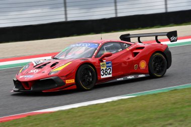 Mugello Circuit, İtalya - 8 Ekim 2021: Ferrari 488 Challenge Evo ForMULA RACING drive by Willem Van Der Vorm - Michele Rugolo