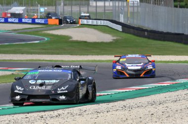 Mugello Pisti, İtalya - 8 Ekim 2021: DiONISO ERMANNO sürücüsü Lamborghini Huracan Supertrofeo Ermanno Dionisio - Giacomo Luigi Barri İtalya Şampiyonası 'nın Qualifyng oturumu sırasında GT