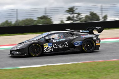 Mugello Pisti, İtalya - 8 Ekim 2021: DiONISO ERMANNO sürücüsü Lamborghini Huracan Supertrofeo Ermanno Dionisio - Giacomo Luigi Barri İtalya Şampiyonası 'nın Qualifyng oturumu sırasında GT