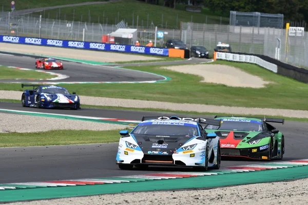 Mugello Pisti, İtalya - 8 Ekim 2021: FFF RACING Ekibi 'nden Lamborghini Huracan Supertrofeo Luciano Privitelio - Donovan Privitelio İtalya Şampiyonası ön eleme oturumunda