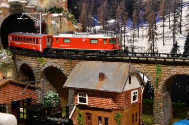 Florence, ITAL - Kasım 2021 İsviçre Bernina Ekspres Treni ile birlikte dağlardaki viyadük ortamında tren modeli.