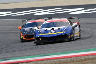 Scarperia, 19 Kasım 2021: Ferrari Challenge Trofeo Pirelli Yarışı 1, Mugello 2021 Dünya Kupası finallerinde. İtalya.