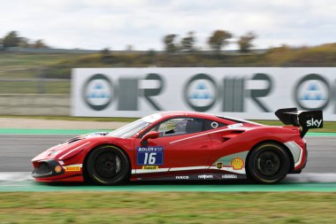 Scarperia, 19 Kasım 2021: Ferrari Challenge Trofeo Pirelli Yarışı 1, Mugello 2021 Dünya Kupası finallerinde. İtalya.