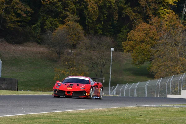 スカーペリア 2021年11月19日 フェラーリ チャレンジ Trofeo Pirelli Race第1戦のフェラーリ チャレンジはムジェロ2021で開催される イタリア — ストック写真