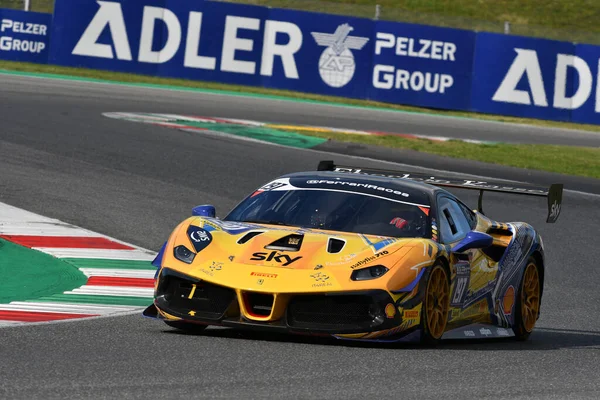 Scarperia, 19 Kasım 2021: Ferrari Challenge Coppa Shell Race 1, Mugello 2021 Dünya Kupası finallerinde. İtalya.