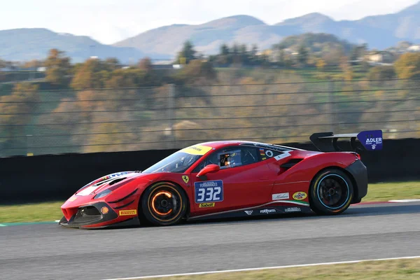Scarperia, 19 Kasım 2021: Ferrari Challenge Coppa Shell Race 1, Mugello 2021 Dünya Kupası finallerinde. İtalya.