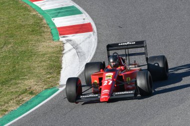 Scarperia, Mugello - 19 Kasım 2021: Ferrari F1-89 model 1989 model eski model Nigel Mansell Ferrari Dünya Finalleri sırasında İtalya 'da görev yaptı.