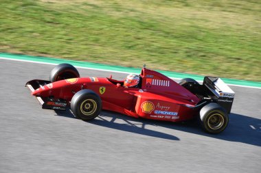 Scarperia, Mugello - 19 Kasım 2021: Ferrari F1 412T2 yıl 1995 eski eşi Jean Alesi Ferrari Dünya Finalleri sırasında İtalya 'da Mugello Pisti' nde görev yaptı.