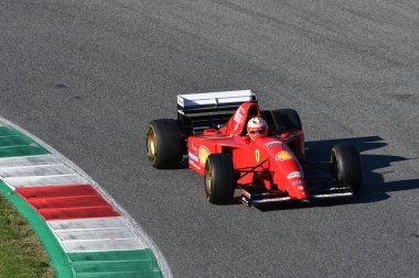Scarperia, Mugello - 19 Kasım 2021: Ferrari F1 412T2 yıl 1995 eski eşi Jean Alesi Ferrari Dünya Finalleri sırasında İtalya 'da Mugello Pisti' nde görev yaptı.