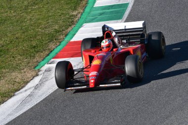 Scarperia, Mugello - 19 Kasım 2021: Ferrari F1 412T2 yıl 1995 eski eşi Jean Alesi Ferrari Dünya Finalleri sırasında İtalya 'da Mugello Pisti' nde görev yaptı.