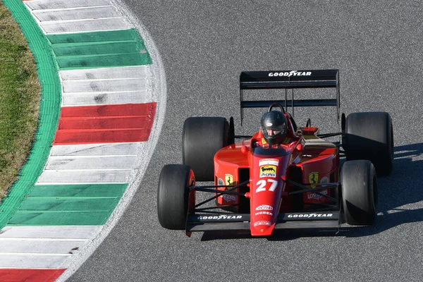 Scarperia, Mugello - 19 Kasım 2021: Ferrari F1-89 model 1989 model eski model Nigel Mansell Ferrari Dünya Finalleri sırasında İtalya 'da görev yaptı.