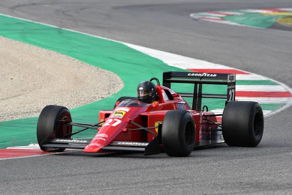 Scarperia, Mugello - 19 Kasım 2021: Ferrari F1-89 model 1989 model eski model Nigel Mansell Ferrari Dünya Finalleri sırasında İtalya 'da görev yaptı.