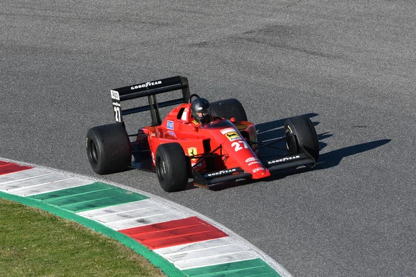 Scarperia, Mugello - 19 Kasım 2021: Ferrari F1-89 model 1989 model eski model Nigel Mansell Ferrari Dünya Finalleri sırasında İtalya 'da görev yaptı.