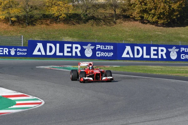 Scarperia ムジェロ 11月2021 フェラーリF1 F138年2013フェラーリ ワールド ファイナル中にムジェロ サーキットでのアクションでフェルナンド アロンソ2021イタリア — ストック写真