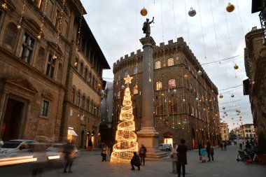 Floransa, 22 Kasım 2021: Floransa 'nın merkezindeki Noel Ağacı ve süslemeleri aydınlatıldı. Tornabuoni yoluyla, Floransa 'nın tarihi merkezindeki moda sokağı. İtalya.