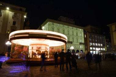 Floransa, 22 Kasım 2021: İtalya 'nın başkenti Floransa' da bulunan Cumhuriyet meydanında aydınlatılmış atlıkarınca ve Noel süslemeleri.