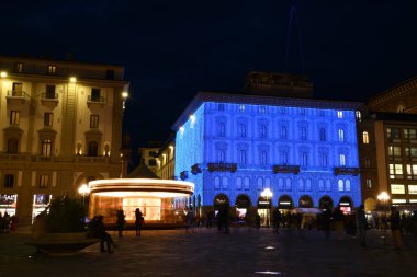 Floransa, 22 Kasım 2021: Floransa 'nın merkezinde Noel süslemeleri. Cumhuriyet Meydanı. İtalya.
