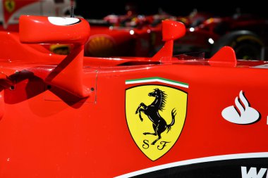 Scarperia, Mugello - 19 Kasım 2021: İtalya 'daki Mugello Pisti' ndeki Finali Mondiali Ferrari 2021 sırasında Ferrari ambleminin Formula 1 'deki detayları sergilenmektedir..