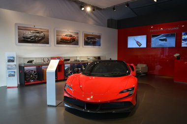 Scarperia, Mugello - 19 Kasım 2021: Ferrari SF90 Stradale İtalya 'daki Mugello Pisti Finali Mondiali Ferrari 2021 sırasında sergilenmektedir.