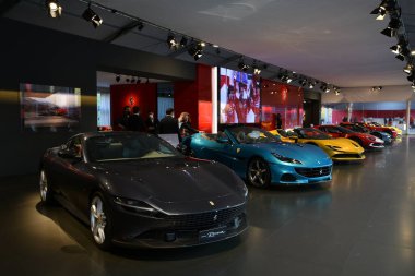 Scarperia, Mugello - 19 Kasım 2021: Ferrari araçları İtalya 'daki Mugello pistinde Finali Mondiali Ferrari 2021 sırasında sergilenmektedir.