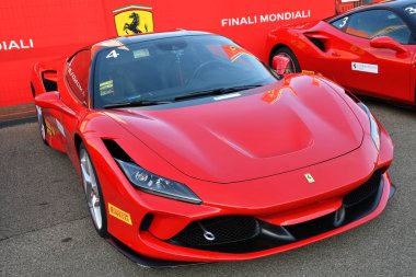 Scarperia, Mugello - 19 Kasım 2021: Ferrari F8 Tributo İtalya 'daki Mugello Pisti Finali Mondiali Ferrari 2021 sırasında otlakta.