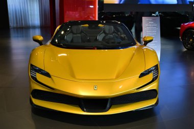 Scarperia, Mugello - 19 Kasım 2021: Ferrari SF90 Stradale İtalya 'daki Mugello Pisti Finali Mondiali Ferrari 2021 sırasında sergilenmektedir.