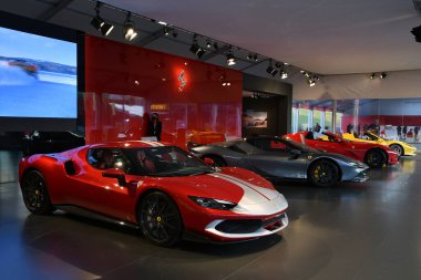 Scarperia, Mugello - 19 Kasım 2021: Ferrari SF90 Stradale İtalya 'daki Mugello Pisti Finali Mondiali Ferrari 2021 sırasında sergilenmektedir.