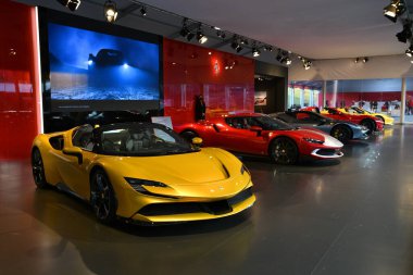 Scarperia, Mugello - 19 Kasım 2021: Ferrari SF90 Stradale İtalya 'daki Mugello Pisti Finali Mondiali Ferrari 2021 sırasında sergilenmektedir.
