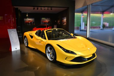 Scarperia, Mugello - 19 Kasım 2021: Ferrari F8 Tributo İtalya 'daki Mugello Pisti' nde Finali Mondiali Ferrari 2021 sırasında sergilenmektedir.