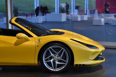 Scarperia, Mugello - 19 Kasım 2021: Ferrari F8 Tributo İtalya 'daki Mugello Pisti' nde Finali Mondiali Ferrari 2021 sırasında sergilenmektedir.