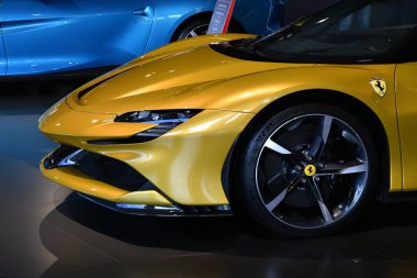 Scarperia, Mugello - 19 Kasım 2021: Ferrari SF90 Stradale İtalya 'daki Mugello Pisti Finali Mondiali Ferrari 2021 sırasında sergilenmektedir.
