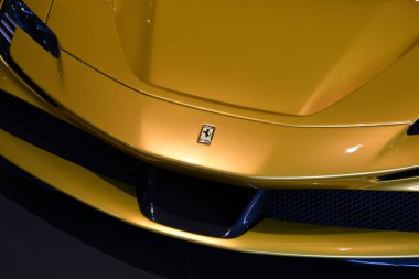 Scarperia, Mugello - 19 Kasım 2021: Ferrari SF90 Stradale 'in ayrıntıları İtalya' daki Mugello Pisti Finali Mondiali Ferrari 2021 sırasında sergilenmektedir.