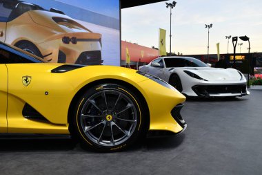 Scarperia, Mugello - 19 Kasım 2021: Ferrari 812 Finali Mondiali Ferrari 2021 sırasında İtalya 'daki Mugello Pisti' nde sergilenmektedir..