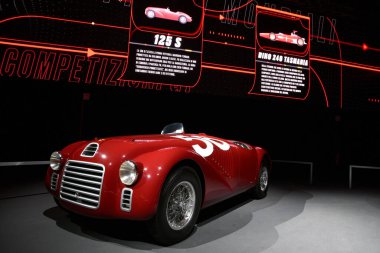 Scarperia, Mugello - 19 Kasım 2021: Ferrari 125 S 1947 Finali Mondiali Ferrari 2021 'de İtalya Mugello Pisti' nde sergilenmektedir..