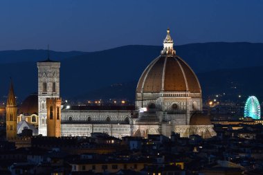 Floransa, Aralık 2021: Floransa 'daki Santa Maria del Fiore Katedrali Piazzale Michelangelo' dan görünüyor ve arka planda aydınlatmalı dönme dolap bulunuyor. İtalya
