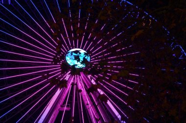 Floransa, Aralık 2021: Noel tatili. Fortezza da Basso yakınlarındaki Noel Parkı 'nda yanan dönme dolap. İtalya.