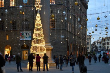Floransa, 22 Kasım 2021: Floransa 'nın merkezindeki Noel Ağacı ve süslemeleri aydınlatıldı. Tornabuoni yoluyla, Floransa 'nın tarihi merkezindeki moda sokağı. İtalya.
