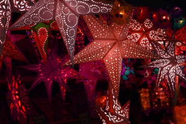 Floransa, İtalya 'daki Noel pazarında renkli yıldız lambaları.