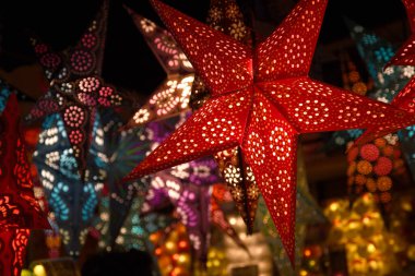 Floransa, İtalya 'daki Noel pazarında renkli yıldız lambaları.