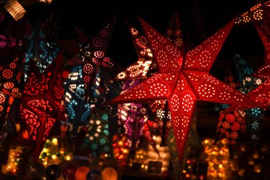 Floransa, İtalya 'daki Noel pazarında renkli yıldız lambaları.