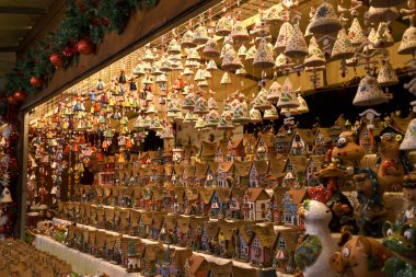 Floransa, Aralık 2019: İtalya 'nın Floransa kentindeki tarihi bir pazarda Noel süsleri