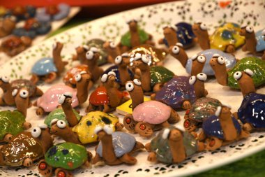 Floransa, Aralık 2019: İtalya 'nın Floransa kentindeki tarihi bir pazarda Noel süsleri