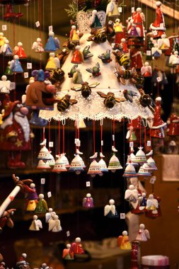 Floransa, Aralık 2019: İtalya 'nın Floransa kentindeki tarihi bir pazarda Noel süsleri