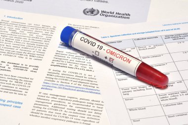 Florence, İtalya Aralık 2021: Covid-19 Omicron Variant virüsünün tespiti için alınan kan tüpü koruma maskesi ve kağıt belgeler konusunda olumlu sonuçlar verdi. Omicron Covid-19 'un yeni varyasyonundan koruma kavramı