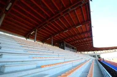 COVID-19 salgını sırasında boş stadyum koltukları.