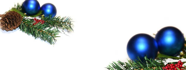 Vánoční Bílá Pozadí Prapor Jedlí Větev Borovice Kornouty Vánoční Koule — Stock fotografie