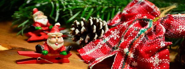 Рождественский Баннер Веткой Елки Шишками Украшениями Деревянном Фоне — стоковое фото
